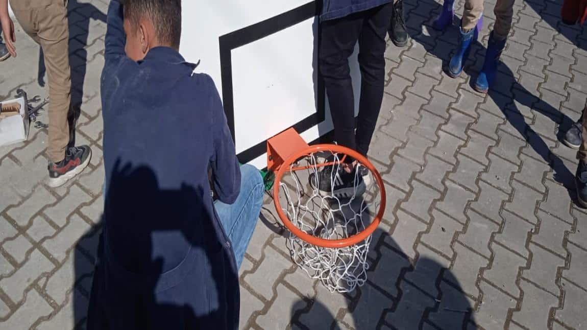 Mevlana İlköğretim Okulu' na basketbol potalari yapıldı